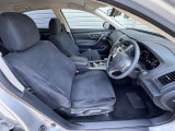 【運転席&助手席】シートは硬くなく座りやすい仕様です!シートも暗めのお色なので、汚れが目立ちにくいです☆