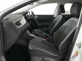 運転席助手席はスポーツシートの為、ホールド感が素晴しく、またシートの状態も大変綺麗な状態です。