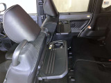 運転席/助手席シートの背面にカップホルダー付きのシートバックテーブルが付いていて後席の人に大変便利です☆