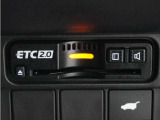 ◆ETC2.0装着◆進化したドライブ体験。料金収受システムだけだったETCが生まれ変わって、高速道路を賢く使うETC2.0に進化しました。多彩な情報サービスが便利で快適なドライブ体験を提供します。