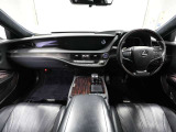 上質で落ち着いた印象のインパネ。視界も広々で運転しやすいです。