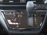 【オートエアコン】タッチパネル式見やすく、操作もしやすい!。凸凹が少ないのでお掃除も楽!ワンタッチで設定した温度を自動制御してくれるので快適な室内温度が保てます、インパネCVTなので足元も広々です!
