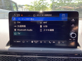 HondaCONNECT対応の便利なナビディスプレー。お持ちのスマートフォンと連携して、ナビやBluetoothでの音楽再生が可能です。デザインはもちろん、操作性も良好です。