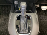 CVT車のセレクトレバーです。低速から高速まで、変速ショックのないスムーズな走りと、エンジン効率のよい領域を維持して燃費にも貢献します。サイドブレーキはスイッチ操作の電子制御パーキングブレーキです。