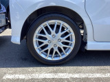 かっこいい【アルミホイール】を履いていますので、足元を引きしまっていますね。