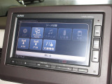 ナビゲーションは純正メモリーナビ(VXM-184Ci)を装着しております。AM、FM、CD、DVD再生、Bluetoothがご使用いただけます。初めて訪れた場所でも安心ですね!