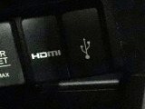 HDMIポート、USBポートが装備されております。HDMIポートを他の機器と繋げることによって、モニターへ映像を流すことができます。