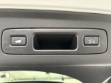 ハンズフリーアクセスパワーテールゲート(予約クローズ機能付)荷物を抱えていても楽に開け閉め可能です。スマートキーを持っていれば、開扉だけでなく、閉扉までをハンズフリーで行うことが出来ます