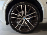 BMWの純正アロイホイールは軽量かつ強度にも優れているホイールで走行性能を引き上げる設計になっております。足元にもBMWは妥協がなくこだわっている個所になります。