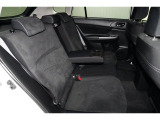 リアシートのセンターアムレストには2つのカップフォルダーつきで、車内全員がゆったりお過ごしいただけます!!