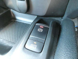 電動パーキングブレーキは、従来の足踏み式に比べ、しっかりと車をホールドしてくれるので安心です。女性の方には特に安心いただける装備です