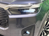 【LEDヘッドライト】悪天候や夜間走行時も良好な視界を確保し安心して運転できる高輝度LEDヘッドライトを装備!点灯速度が早く、消費電力も抑えられています。