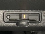 ハンドルの左下にETCがついています。高速道路の料金所の通過も楽々です。 カードの取り出しもしやすい場所についています。