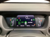 デジタル表示のスピードメーターとタコメーター、燃費やオドメーターなどの表示の他に、ホンダセンシング機能などの表示もできる多機能なマルチインフォメーション・ディスプレイです。