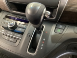 CVT車のセレクトレバーです。低速から高速まで、変速ショックのないスムーズな走りを実現するとともに、エンジン効率のよい領域を維持することで燃費にも貢献します。