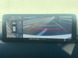 360&deg;ビューモニターでは、両サイドとフロント、バックカメラの合成で、あたかも上空から見下ろした様に周囲を確認して頂けます。駐車場だけでなく、T字路等でも活躍のアイテムです!