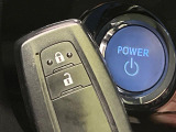 【スマートキー】カバンやポケットに入れたままでもドアの施錠・解錠が可能なスマートキーを装備。エンジンのオン・オフ時もカギを取り出す必要が無いからとっても便利です♪
