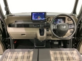 車内は光触媒抗菌消臭施工済です。スタイリッシュなデザインで暖かみのあるインパネ周りを演出します。グローブボックスやカップホルダーのほかにトレーなどたくさんの収納スペースが装備されています。