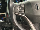 ステアリングにオーディオ操作スイッチが付いています。オーディオ画面に直接タッチしなくても操作が出来ますので、運転に集中できます。