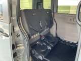後部座席の座面を跳ね上げて固定すると、背の高い荷物を積むときにとても便利です♪