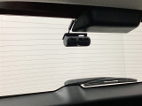 後方にもドライブレコーダーのカメラが付いています。前後両方でお車の周りを監視・記録いたします。
