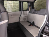 後席も広々!前席との距離や荷室の奥行きを、左右席で別々に調節できるスライドリアシートです。