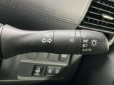 【オートライト】車のセンサーが周囲の明るさを感知し、自動でヘッドライトを点灯・消灯する機能です。この機能は夕暮れ時の交通事故が多い時間帯の安全性を高めてくれます。