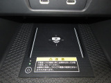 ワイヤレス充電器がついています。対応スマートフォンを置くだけで充電が可能です。