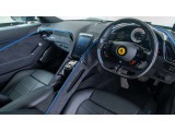 内装色はNero、カーペットはNerp、ステッチのカラーはAzzurro S。