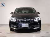 【BMWの伝統】BMWの特徴的な&ldquo;キドニーグリル&rdquo;は、80年以上続く伝統の形でございます。変わらないこだわりのデザインが、プレミアムブランド&ldquo;BMW&rdquo;を創り出します。