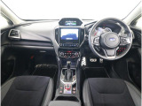 ■視界良好で運転しやすいコックピットです。シンプルで操作性の良いインパネ回りにデザインされ、SUBARUは安全性能に徹底的にまでこだわった視界設計を行っています。