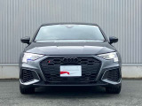 Audiでは2004年以降、この逆台形型のシングルフレームグリルを採用しています。他ブランドのフロントマスクデザインにも大きな影響を与えています。