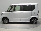 【右サイド】 右側からの眺めもスマートです。大きな窓で視界が広く、運転しやすいのがタントの魅力。これから一緒に思い出を積み重ねる相棒にぴったりな一台です。