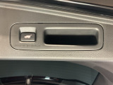 テールゲートは電動開閉タイプです。