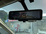 スマートルームミラーで後に人が乗っているときも視界を確保できます!
