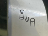 【ブラインドスポットワーニング】走行中、ドアミラーの死角になりやすい箇所に後続車が接近するとサイドミラー付近に警告を表示、ドライバーに注意喚起をしてくれます。