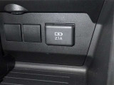充電用USB端子付き。スマートフォンなどの充電に便利です。