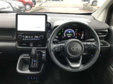 シンプルながら機能性溢れる運転席廻りです。視界性もよく、運転しやすいですよ。