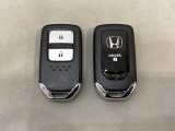 スマートキーを装備しています。鍵を差し込むことなくドアロックの開け閉めと、スタートボタン操作でのエンジンスタートができます。スペアキーも同じものを用意しております。