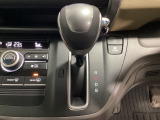 CVT車のセレクトレバーです。低速から高速まで、変速ショックのないスムーズな走りを実現するとともに、エンジン効率のよい領域を維持することで燃費にも貢献します。