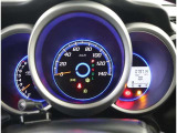 とっても見やすいメーターです。夜間時はラグジュアリーな気分にさせてくれる照明が魅力ですので、夜のドライブも楽しみになりますよ♪