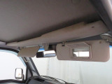 オーバーヘッドシェルフ付き。サンバイザー(運転席バニティミラー付き)です。身だしなみチェックに役立ちます。
