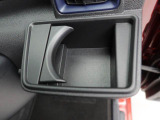 カップホルダーは運転席や助手席からちょうど手の届く位置です!!