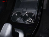 運転席と助手席の間には【カップホルダー】が装備されています。