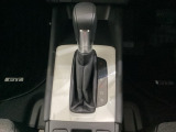 「e:HEV」搭載車です。日常シーンのほとんどをモーターで走行し、高速クルージングなどモーターよりもエンジンの方が効率が良い領域はエンジンで走行、あらゆる領域で優れた燃費走行を実現します。