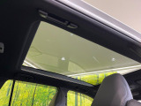 【パノラマルーフ】大型のガラスルーフ搭載で車内の解放感が一気にアップ!開放的なドライブをお楽しみいただけます。