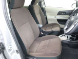 包み込むようなホールド感のあるシートでお車の操作性だけでなく、運転中の疲れも軽減!長時間の運転やお体をしっかりサポートします!