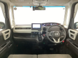 【前方視界】開放的な前方視界!運転がしやすく疲れにくいです♪窓が大きく、見通しがとっても良いおクルマですよ♪