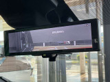 スマートルームミラーは、車両後方に設置されたカメラの映像を、ルームミラーに映し出すことで、死角をなくし、安全性を向上させることができます。また、夜間や雨天時でも、クリアな映像を映し出すことができます。