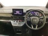 車内は光触媒抗菌消臭施工済です。スタイリッシュなデザインでスポーティなインパネ周りを演出します。グローブボックスやカップホルダーのほかにトレーなどたくさんの収納スペースが付いています。